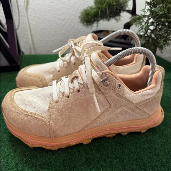 Altra Lone Peak Alpine women’s Beige and Peach Athletic Shoes - Picture 3 of 10